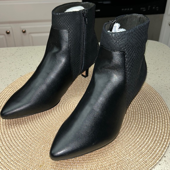 Never worn Clark shondrah booties , size 9 , Black - Picture 1 of 3